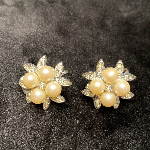 Jewelry - Vintage 1950s Rhinestone and pearl clip on earrings
